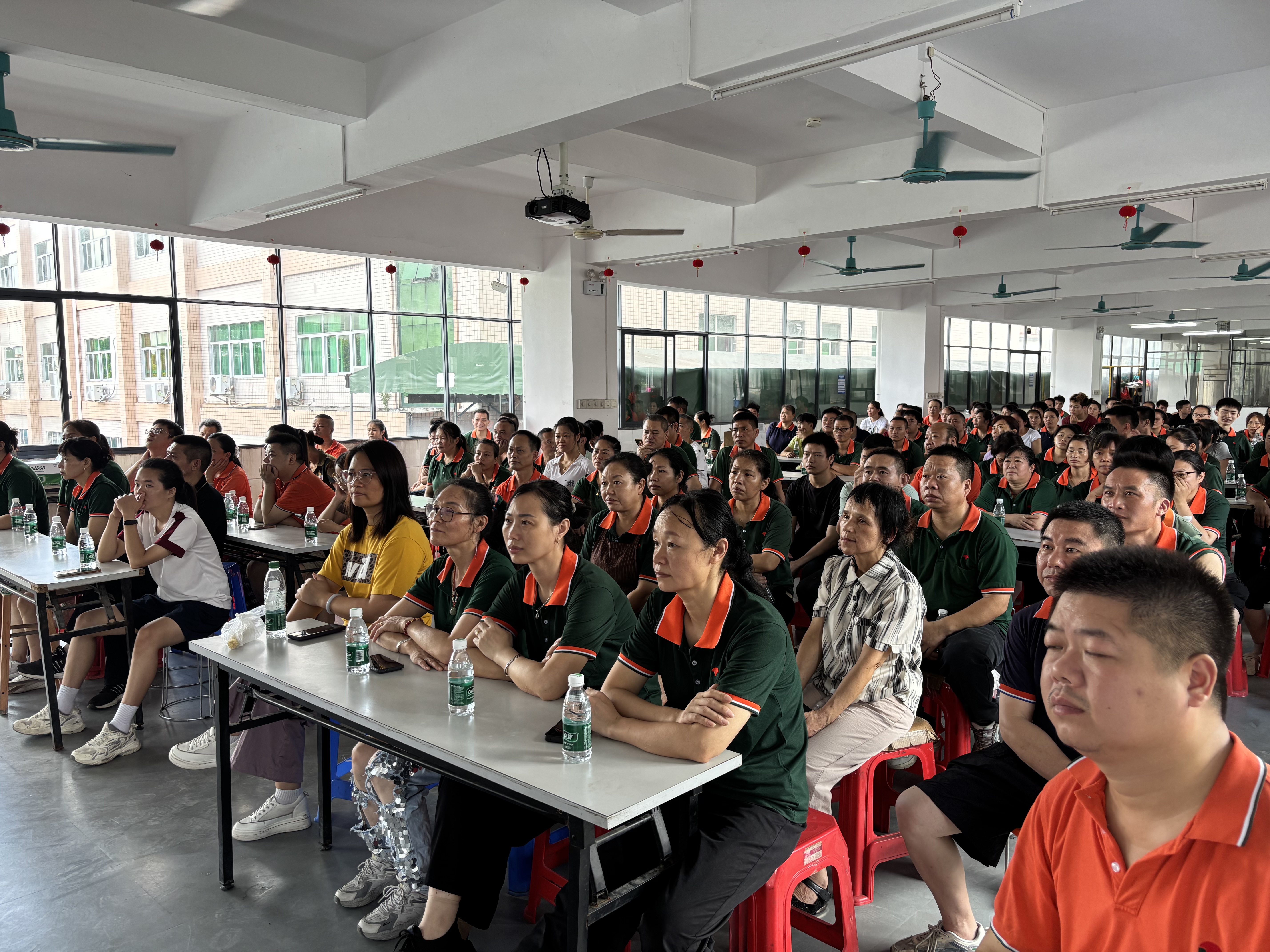 銘記偉大勝利，捍衛(wèi)和平正義——紀(jì)念中國(guó)人民抗日戰(zhàn)爭(zhēng)暨世界反法西斯戰(zhàn)爭(zhēng)勝利80周年閱兵禮贊